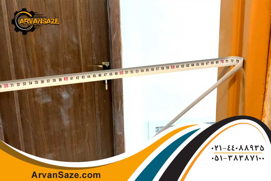 اندازه گیری عرض درب با متر فلزی